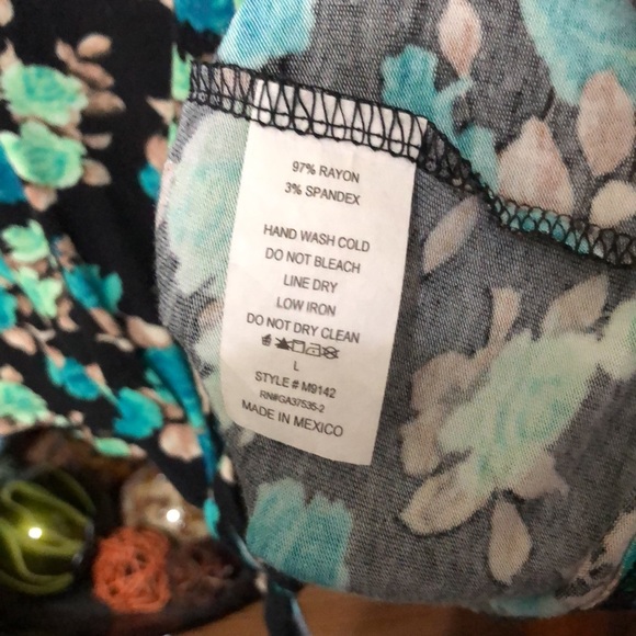 Faith and Joy Ladies Floral Top - Picture 6 of 10